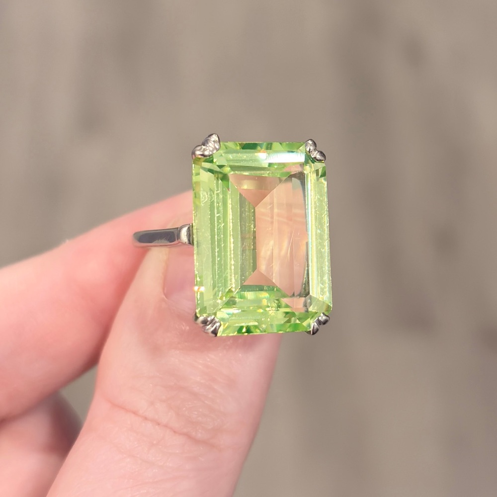 Large Vintage 14K White Gold Synthetic Green Spinel Ring - Size 7.25 - Picture 4 of 11